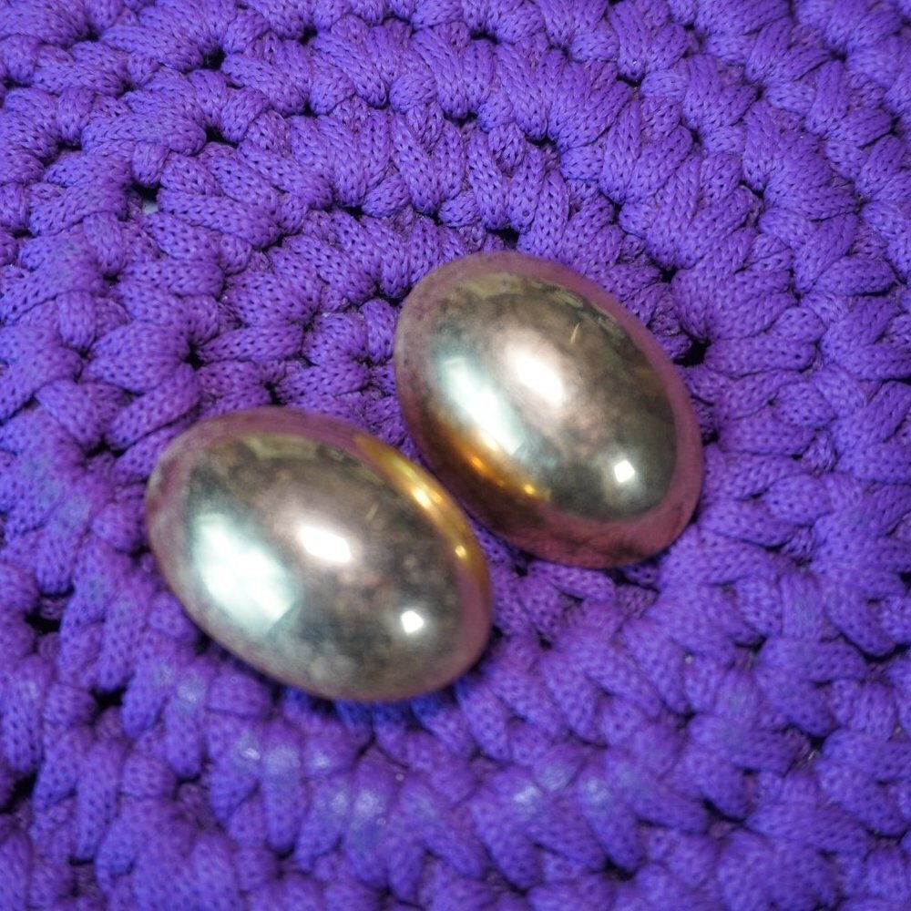 Vintage Womens Gold Colored Round Light Weight Easter Egg Shape Metal Earrings